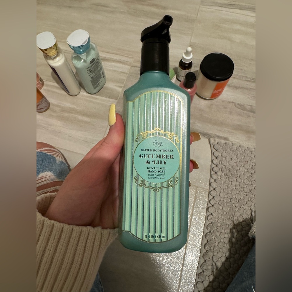 Bath & Body Works Cucumber & Lily Hand Soap